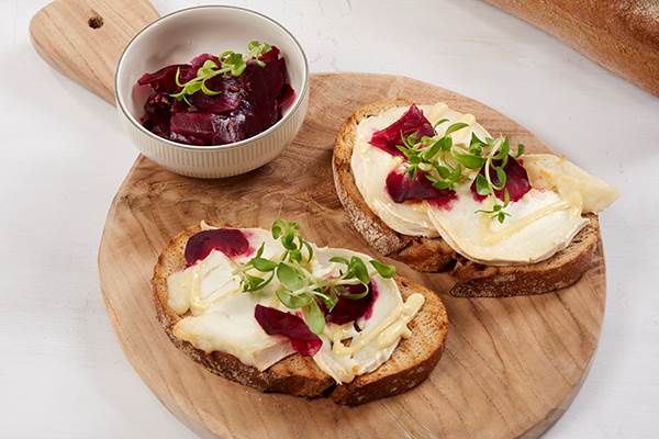 Sandwich med chevre og syltede rødbeter